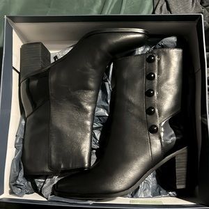 Will fit a size 7 as well. Brand new never worn.